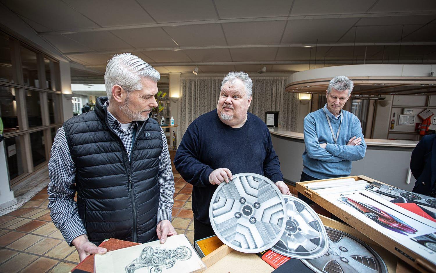 Frank Smit, Peter Bäckström och Peter Dahl går igenom den kulturskatt som hittats.