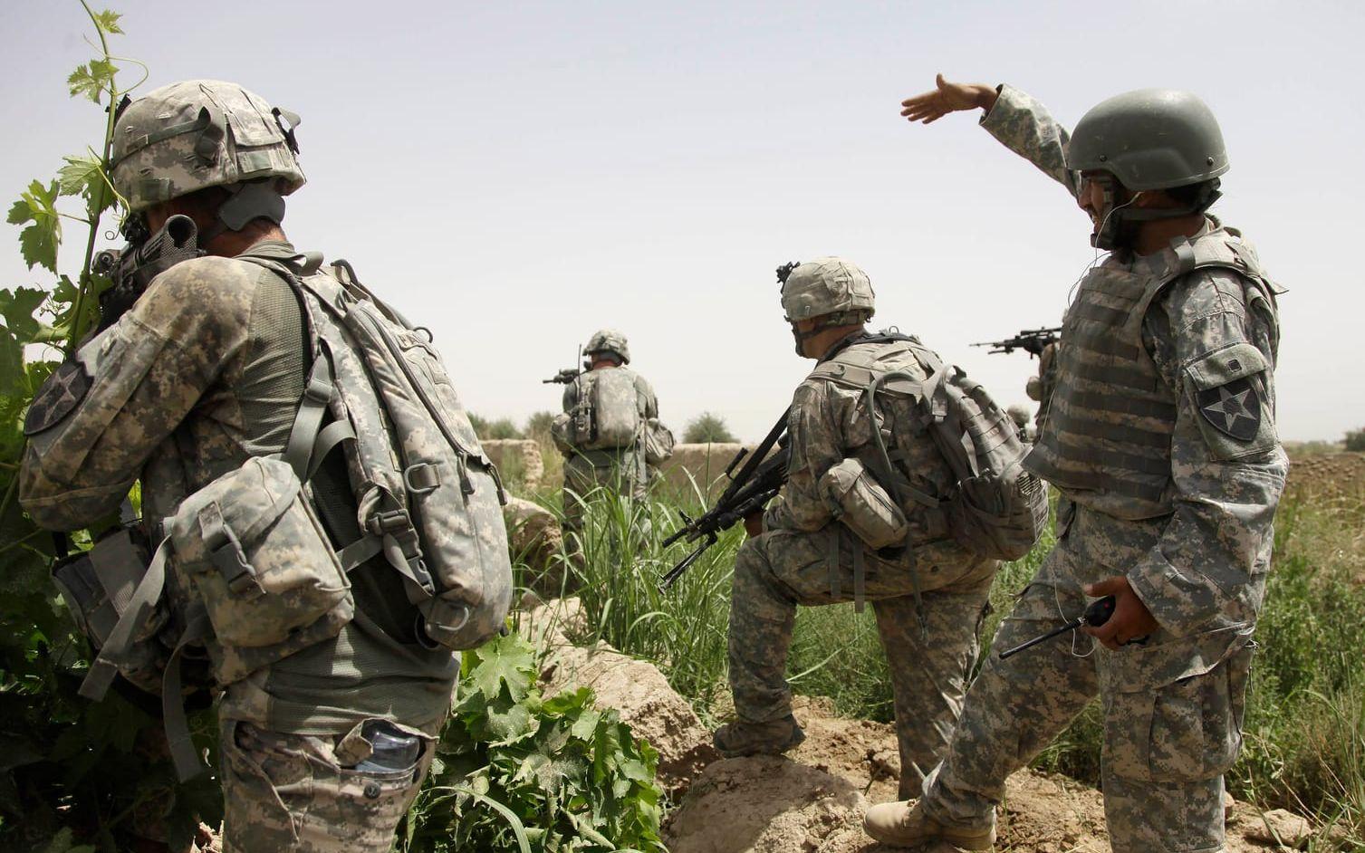 En afghansk tolk (till höger) vid en amerikansk militärinsats i Kandahar i Afghanistan. Arkivbild.