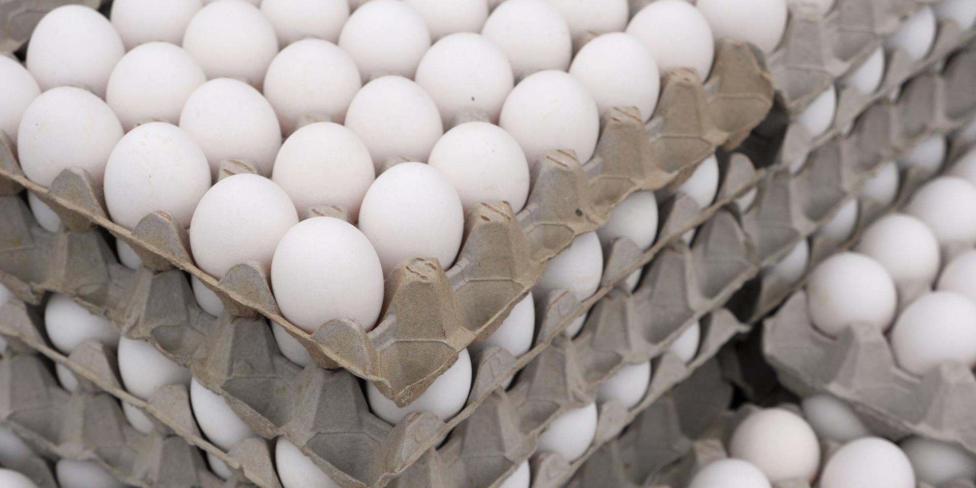 En man i 35-årsåldern försökte stjäla 40 ägg genom att lägga paketen i barnvagnen och sedan försöka gå förbi kassan. 