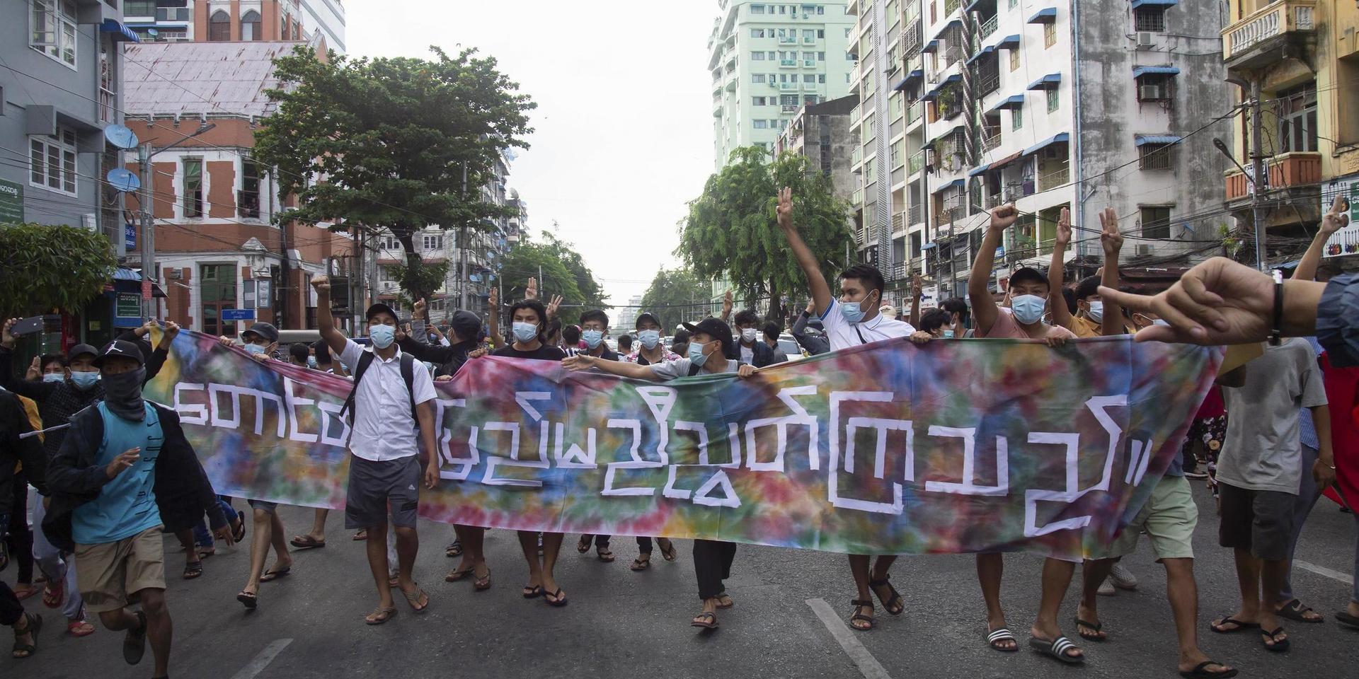 Demonstranter under en protestaktion den 3 juni mot Myanmars militärjunta i storstaden Rangoon.