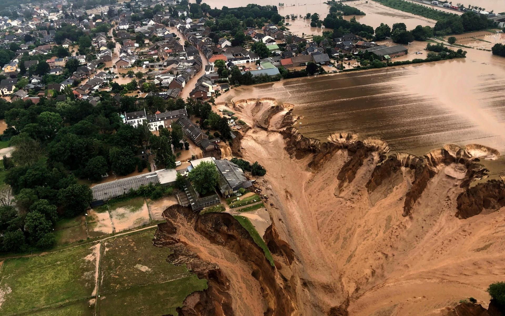 Bilden från myndigheterna i Blessem visar förödelsen i staden efter översvämningarna. Översiktsbilderna visar vad som ser ut att vara ett massivt slukhål. 