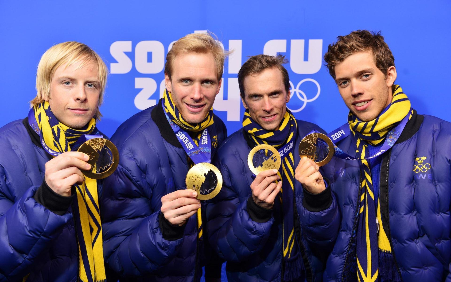 Sveriges Lars Nelson, Daniel Richardsson, Johan Olsson och Marcus Hellner med sina guldmedaljer under prisceremonin för herrarnas stafett över 4x10 km under OS i Sochi 2014.