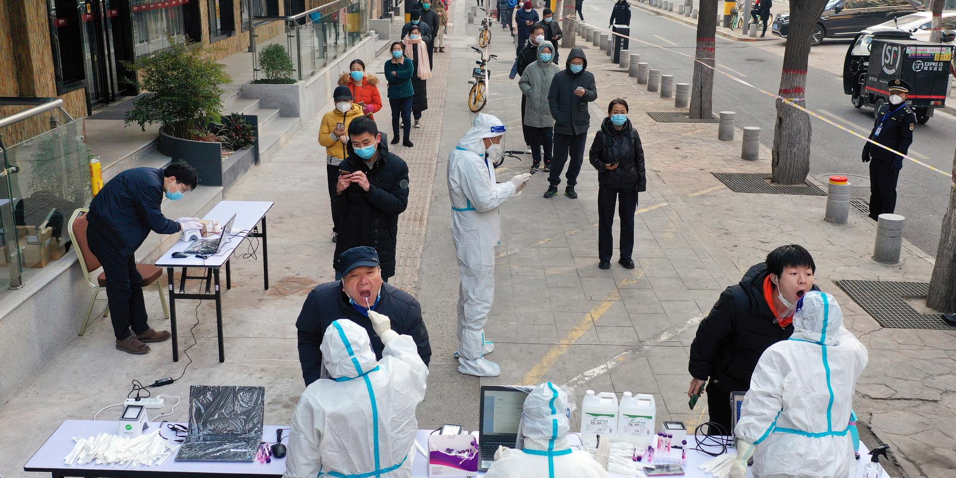 Masstestning av covid-19 i staden Xian. Nu har coronaviruset upptäckts även i en miljonstad i södra Kina.