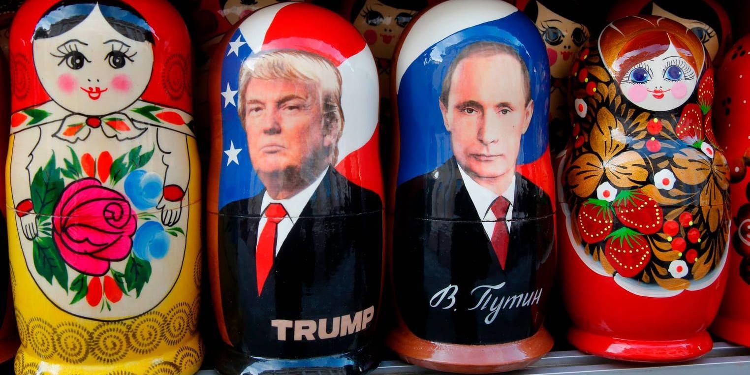 Ryska trädockor föreställande Donald Trump och Vladimir Putin. Arkivbild.