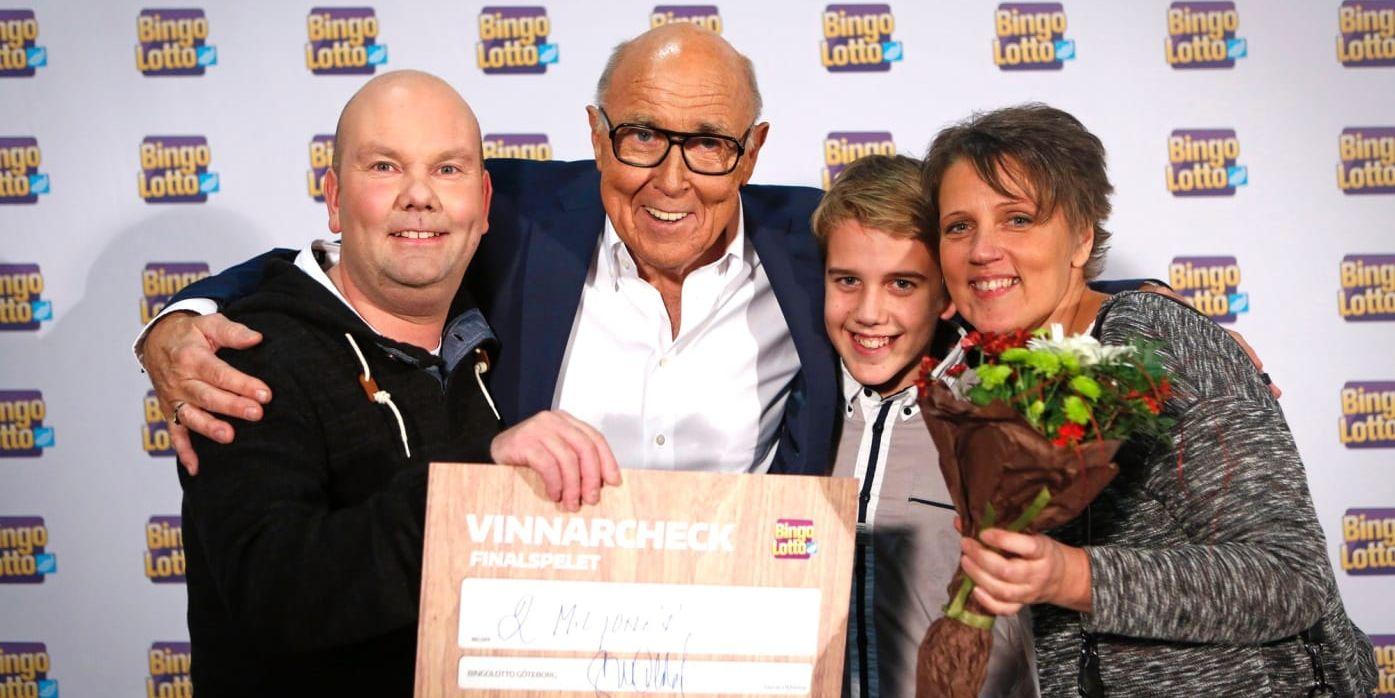 Joakim Blomquist, med delar av sin familj, och programledaren Ingvar Oldsberg, efter storvinsten.