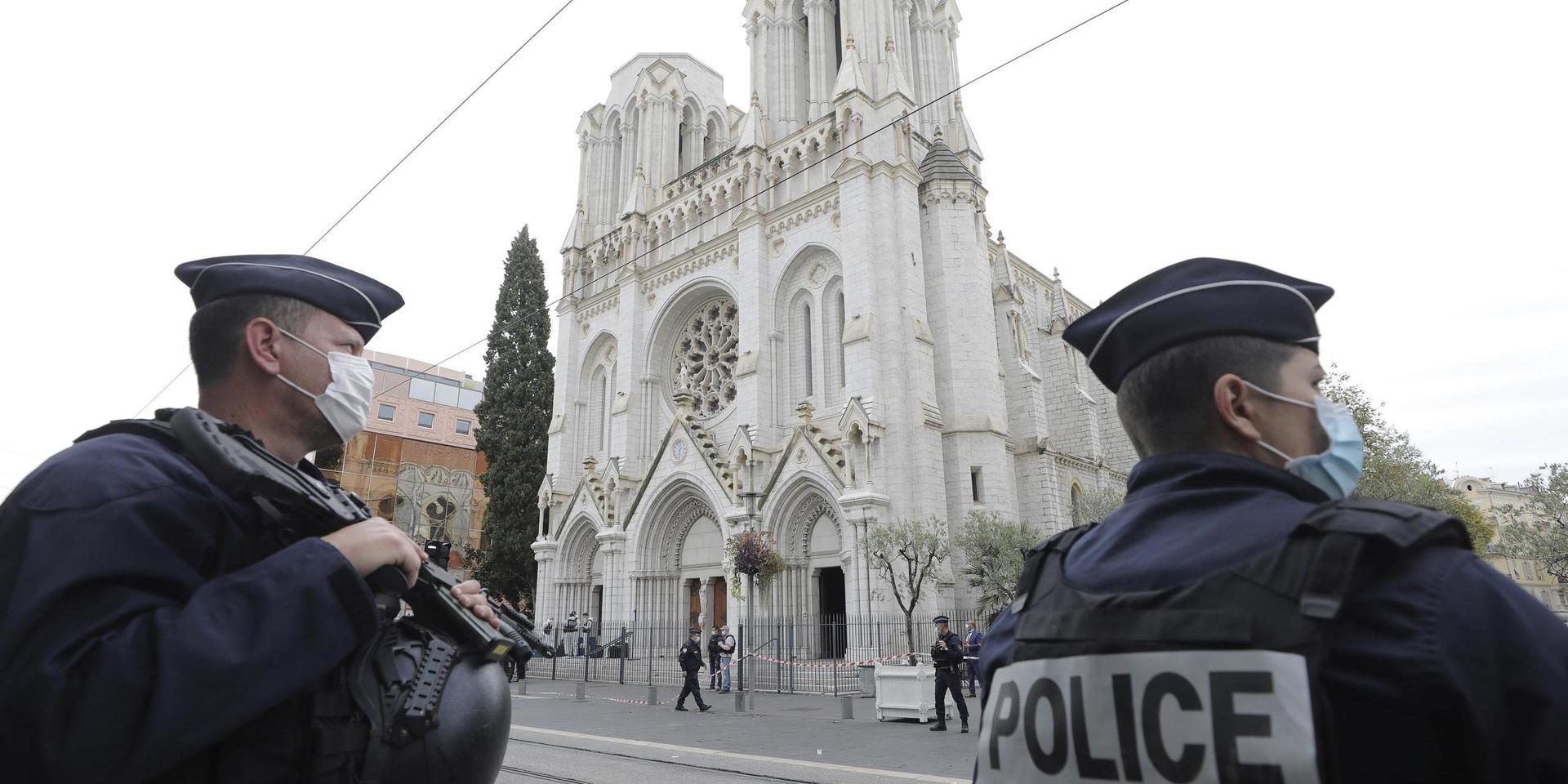 Poliser patrullerar Notre Dame-kyrkan i sydfranska Nice i oktober i fjol. Kyrkan på bilden har inget med den misstänkt planerade attacken att göra.