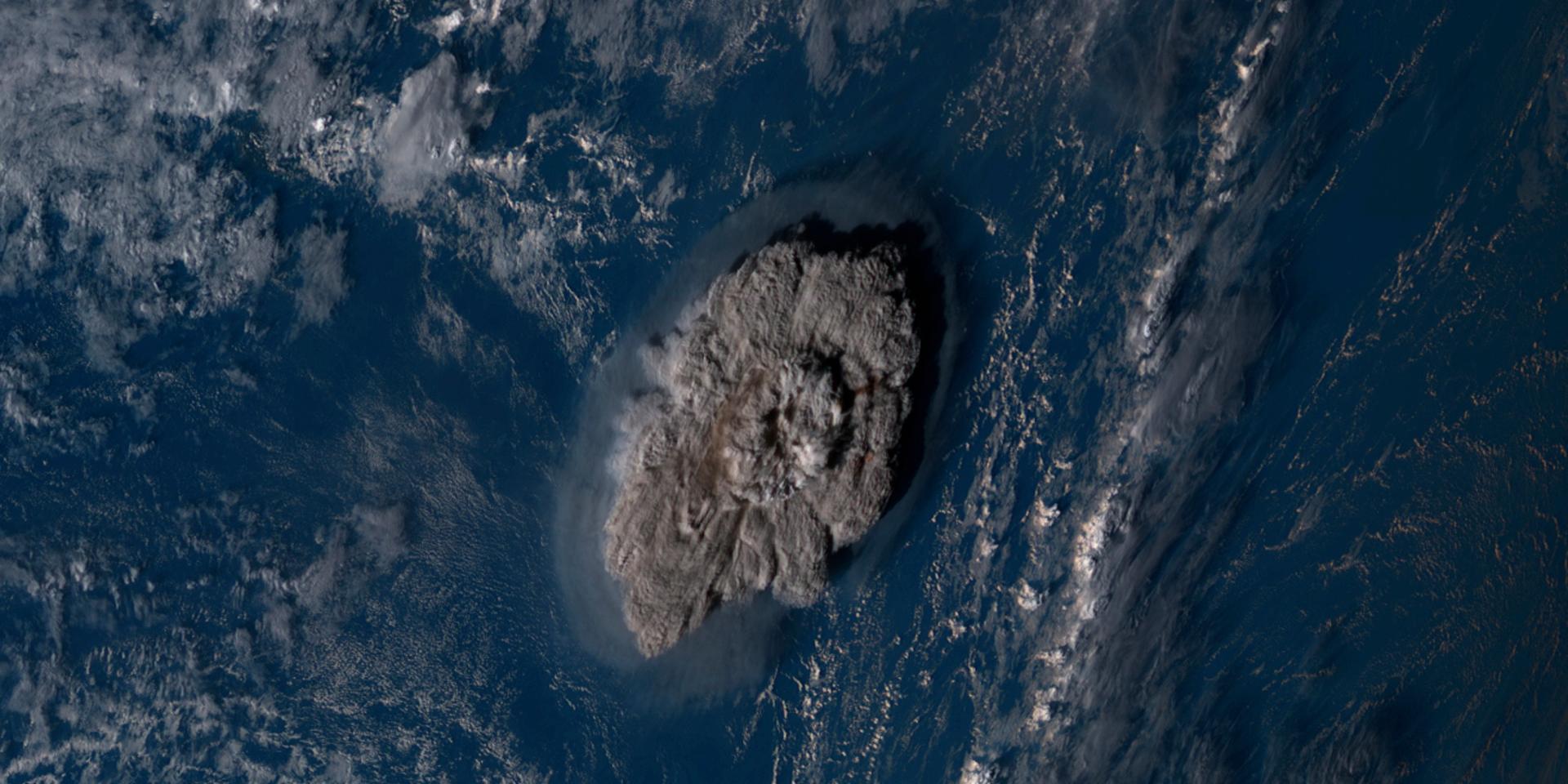 Bild från japanska vädersatelliten Himawari-8, som visar hur vulkanutbrottet reser sig ur havet.