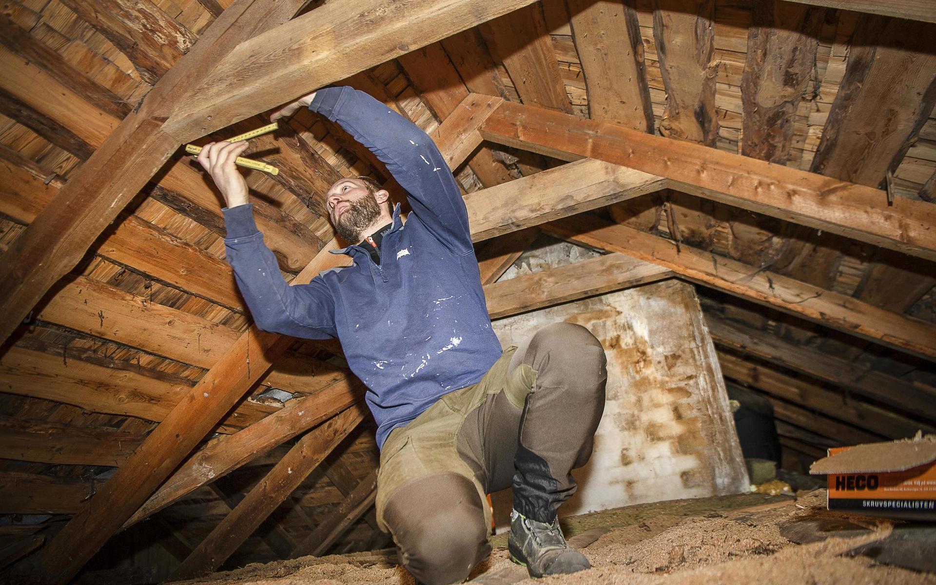 På vinden har Erik börjat jobba med takstolarna, inför bytet av tak.