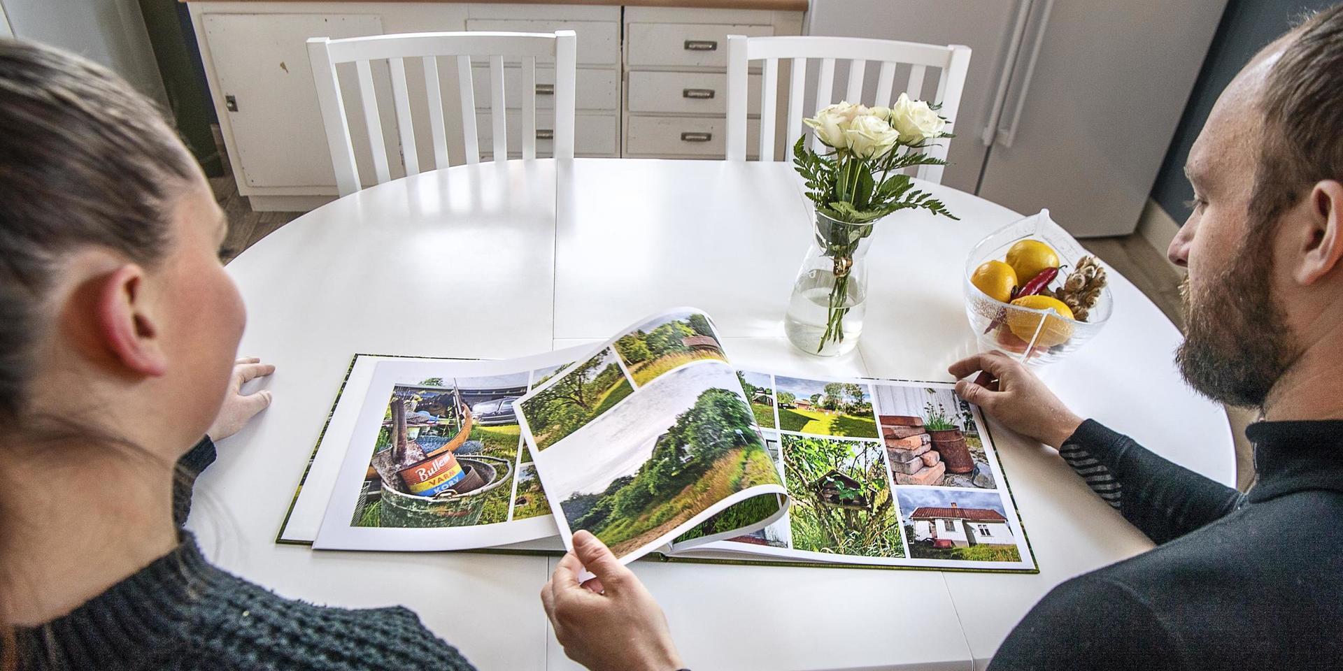 Paret har tryckt upp en fotobok med bilder från det första året i Gullered. Visionen är att göra en varje år, för att få en tydlig tidslinje över vad som händer varje år.
