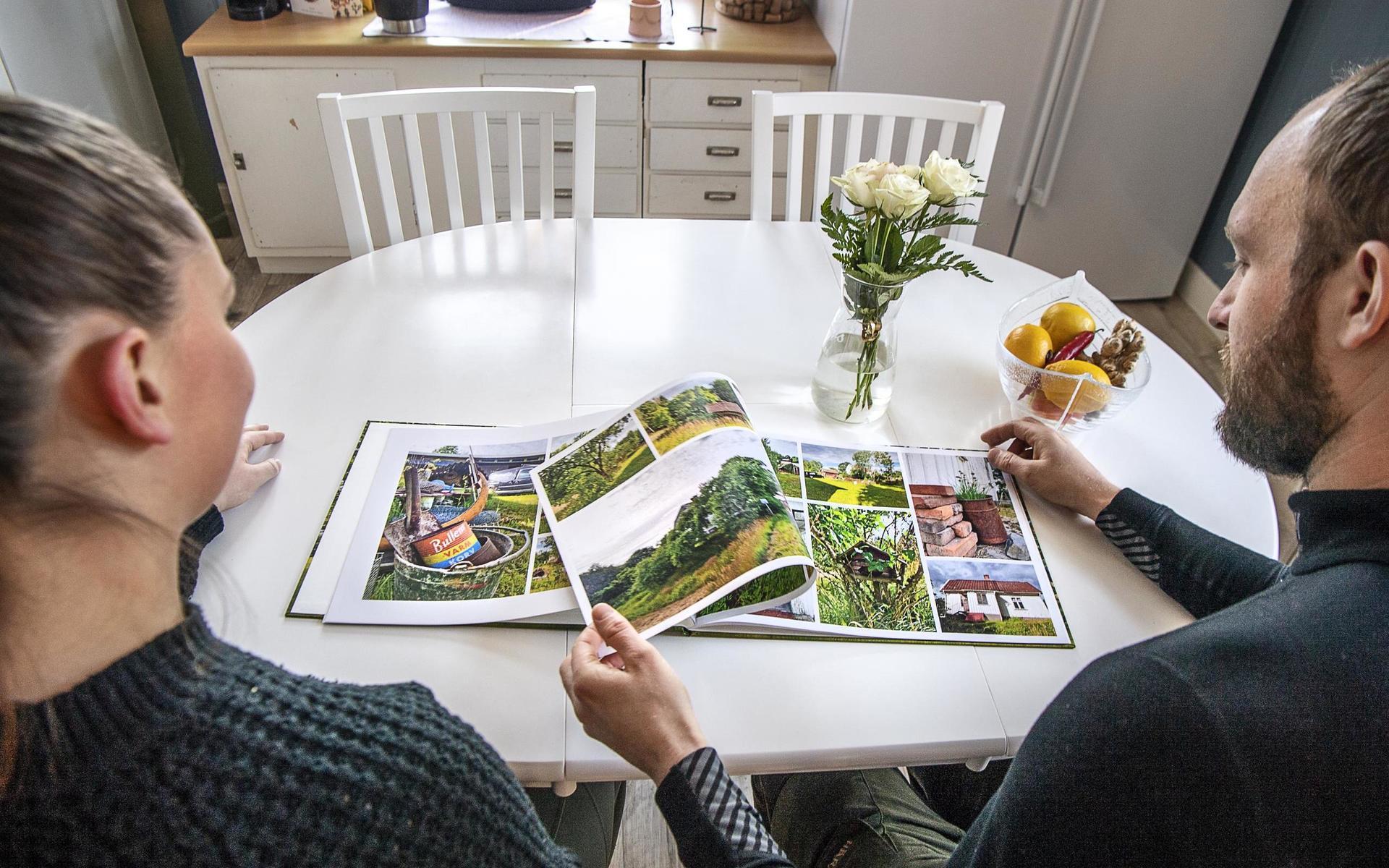 Paret har tryckt upp en fotobok med bilder från det första året i Gullered. Visionen är att göra en varje år, för att få en tydlig tidslinje över vad som händer varje år.