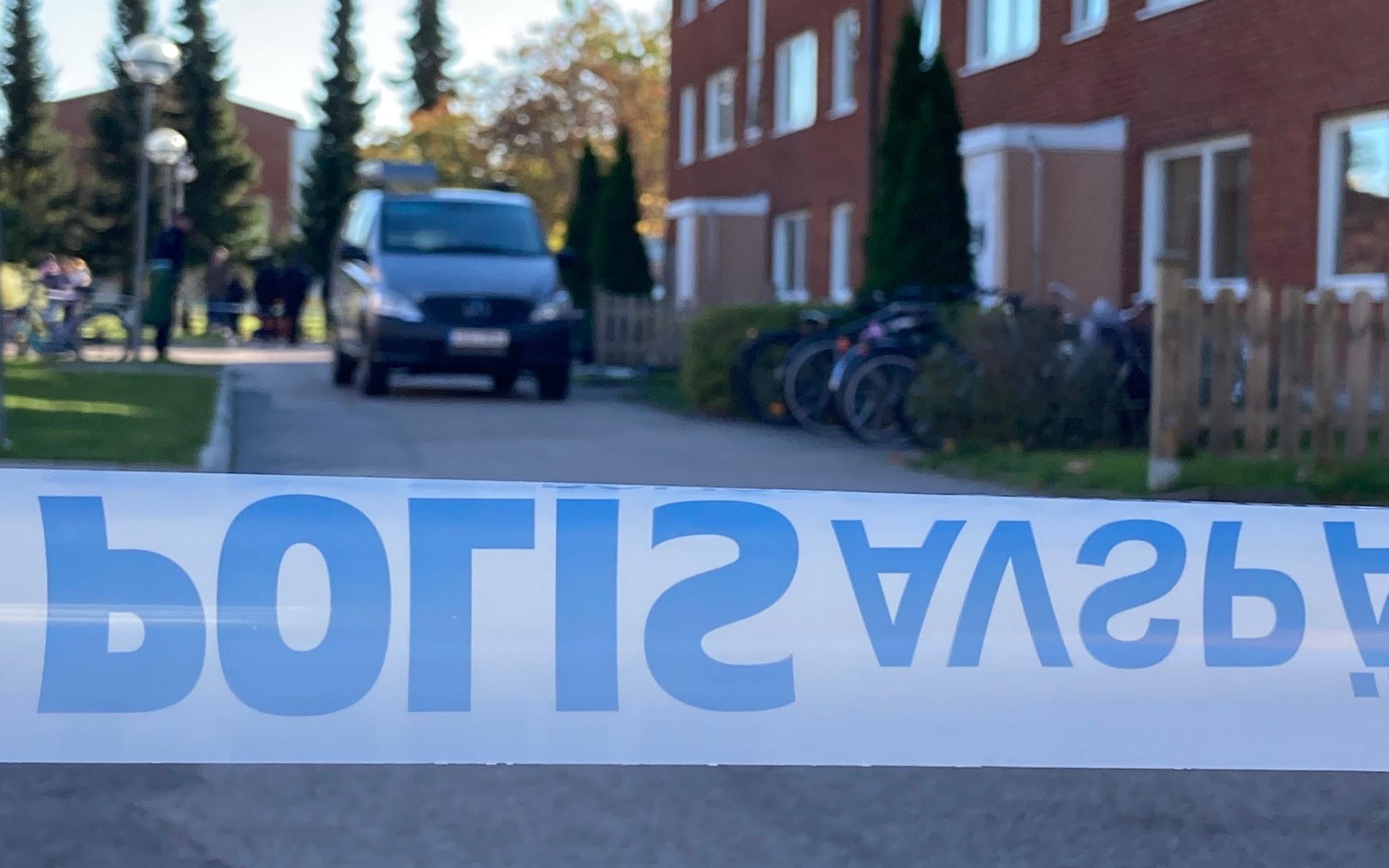 Polisen var på plats med många resurser på Torpaområdet i Vänersborg på fredagen. Även polisens tekniker jobbade inne i den aktuella lägenheten.