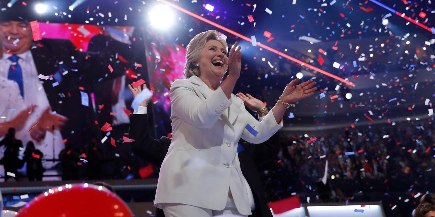 En lycklig Hillary Clinton har just accepterat Demokraternas presidentkandidatur. I höst väntar en tuff kamp mot Republikanernas Donald Trump.