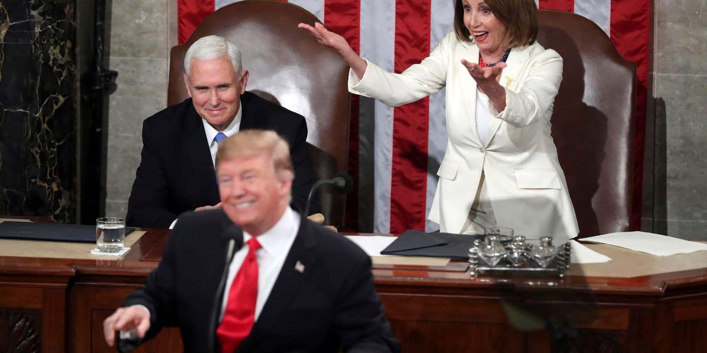 Talman Nancy Pelosi gestikulerar mot sina demokratiska partikamrater under president Donald Trumps State of the union-tal. Bredvid henne syns vicepresident Mike Pence.
