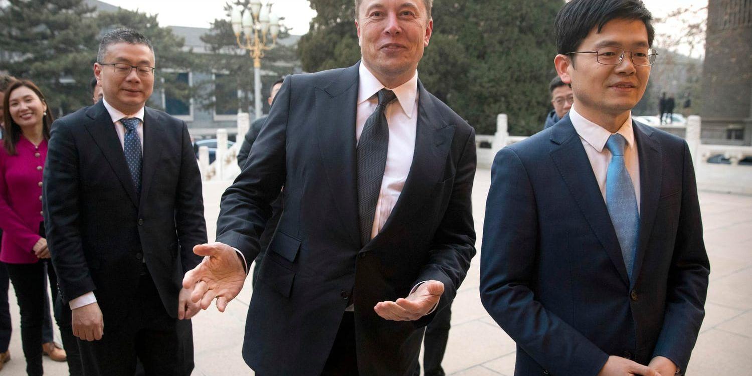 Elon Musk (i mitten). Bilden är från ett besök i Kina i januari.