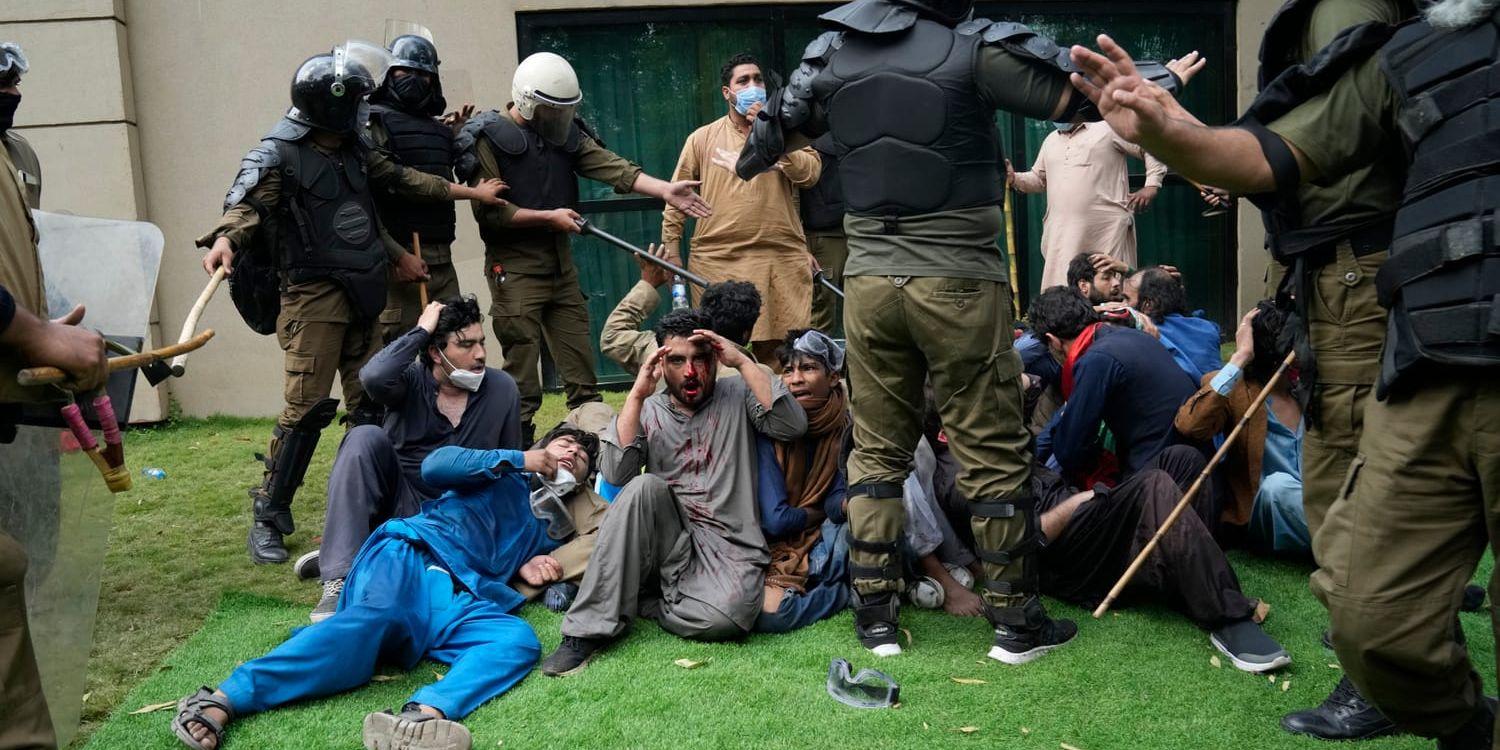 Pakistans polis griper anhängare till Pakistans tidigare premiärminister Imran Khan utanför dennes bostad i Lahore. Samtidigt utspelas tumultartade scener i Islamabad när rättegången mot Khan skulle inledas.