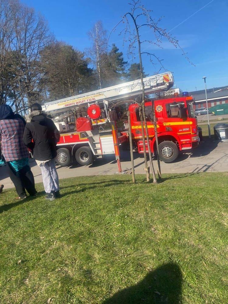 Räddningstjänsten och ambulans har åkt till ett flerfamiljshus i Trollhättan.