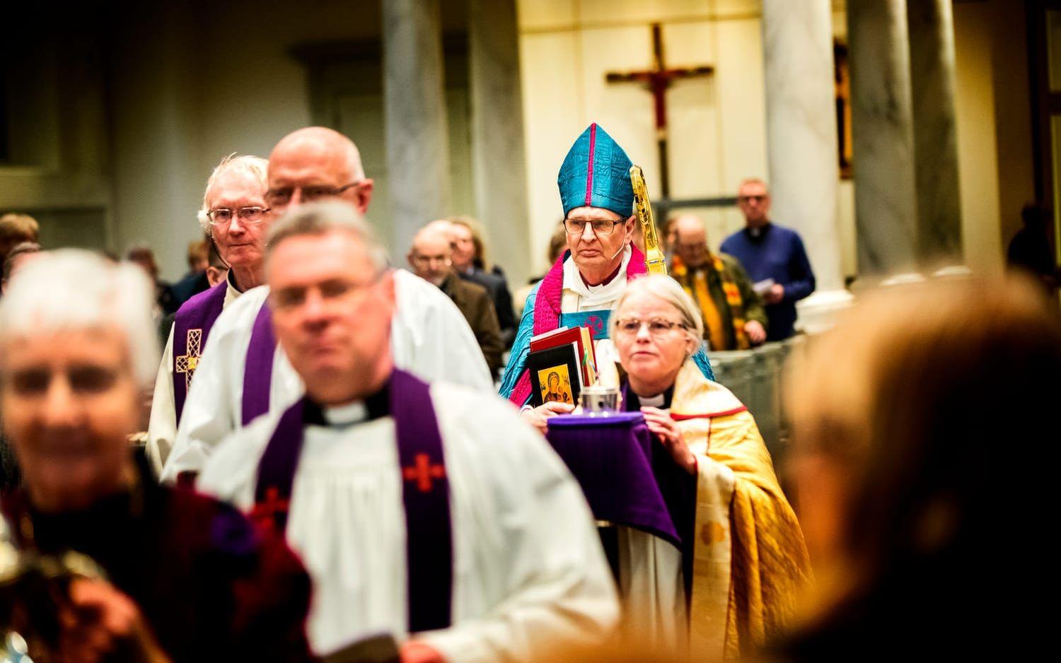 Nu lämnar biskop Per Eckerdal sin tjänst och symboliskt lämnar han över sin stav under gudstjänsten.