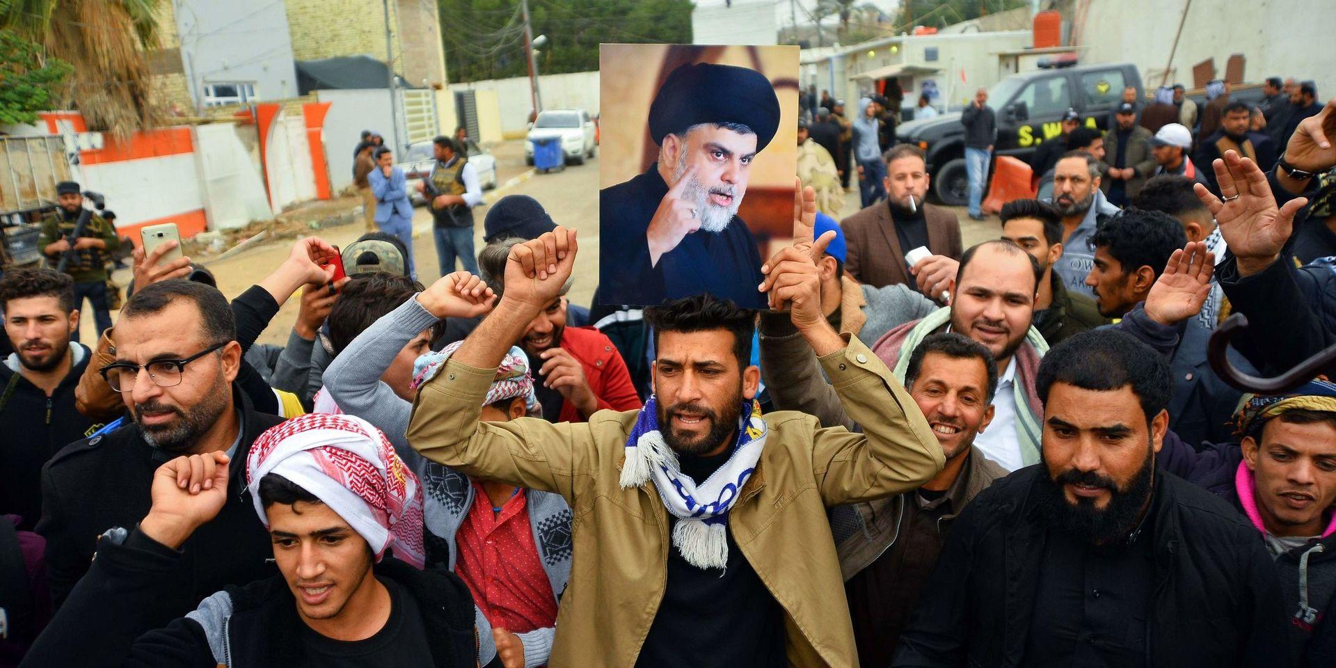 Anhängare till shiapredikanten Muqtada al-Sadr vars hem bombades av en drönare på lördagen.