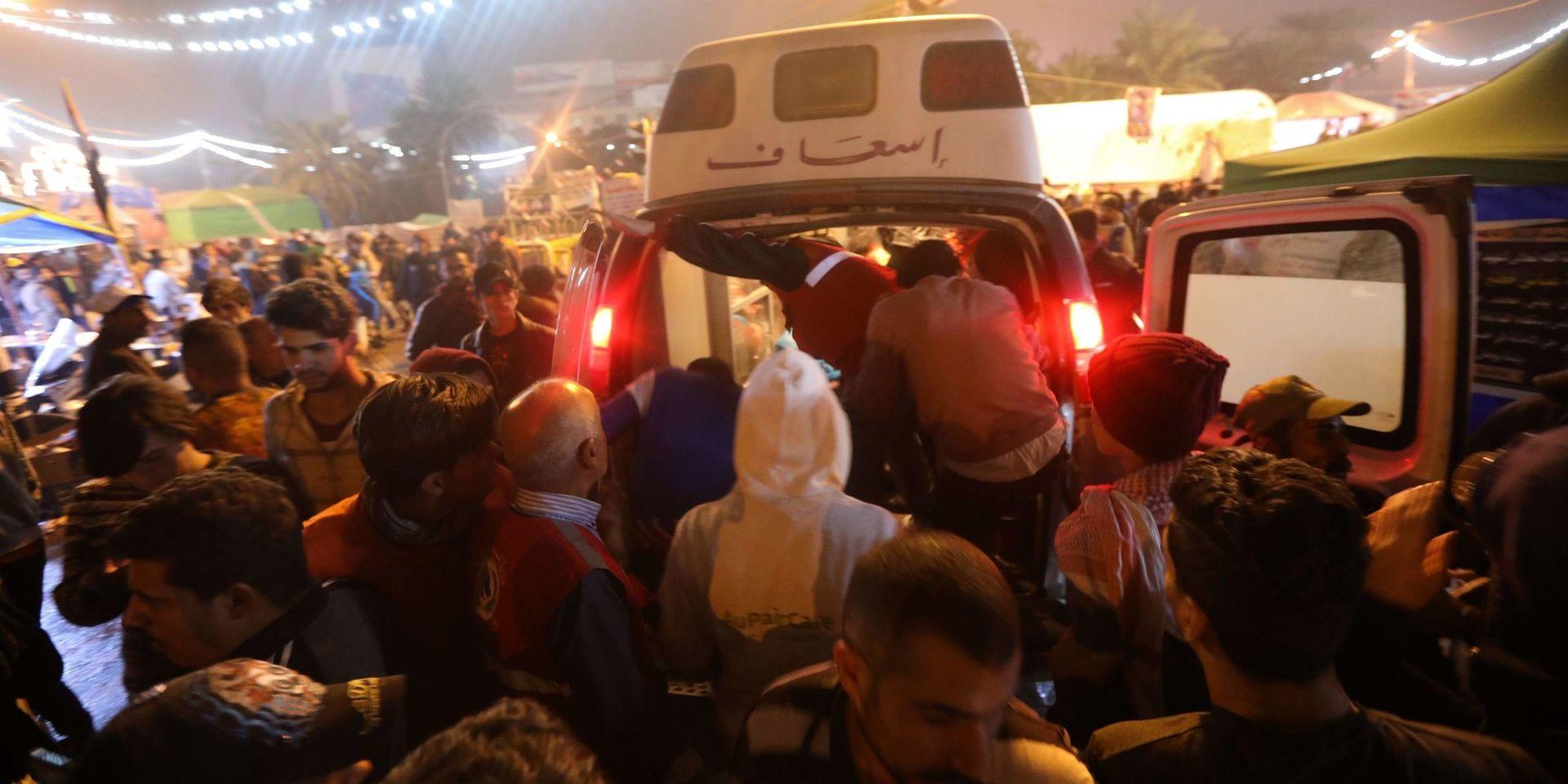 En ambulans anländer till Tahrirtorget sedan beväpnade personer attackerade ett läger för regeringskritiska demonstranter. Arkivbild.