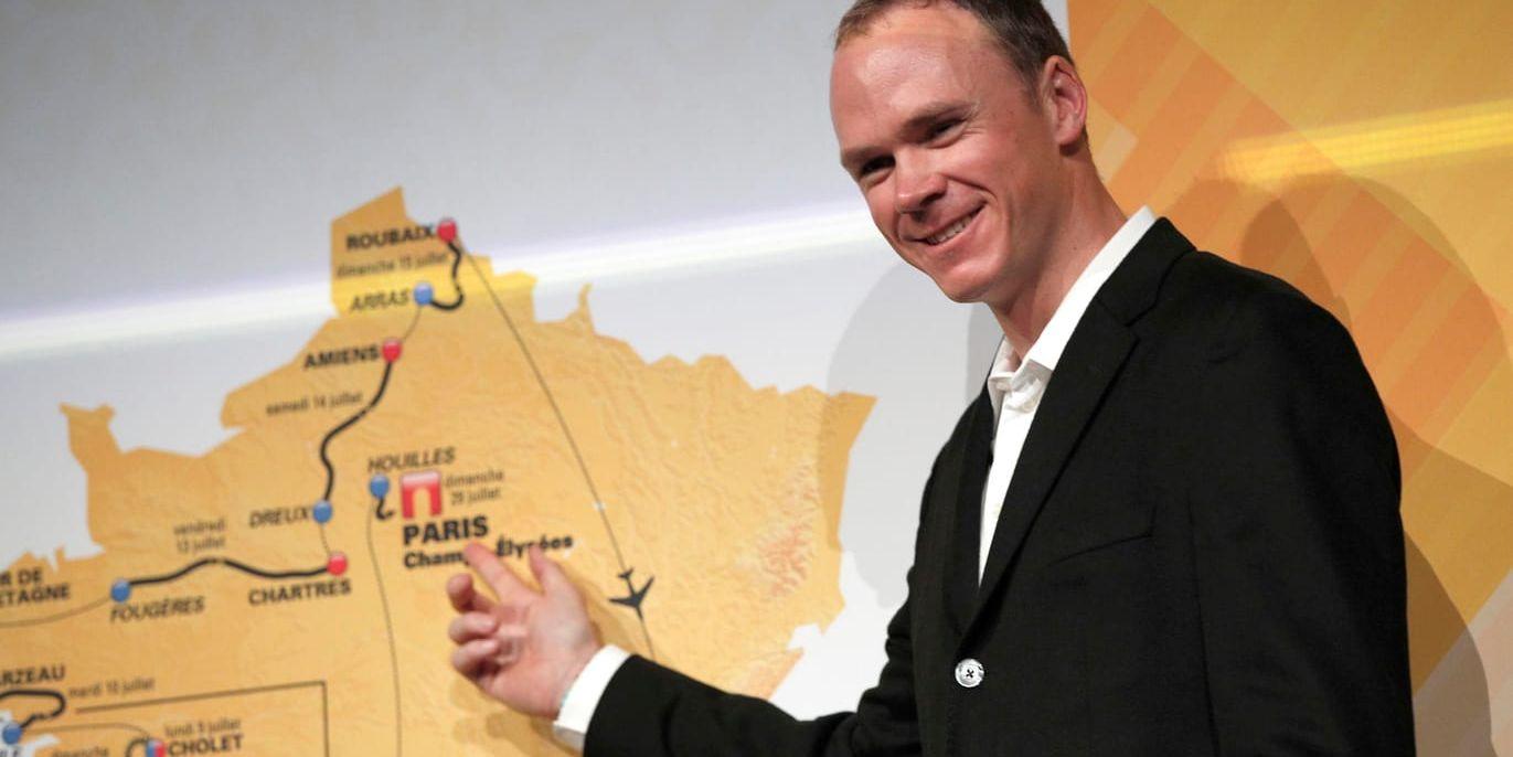 Chris Froome poserar framför en karta över Tour de France-rutten i oktober. Arkivbild.