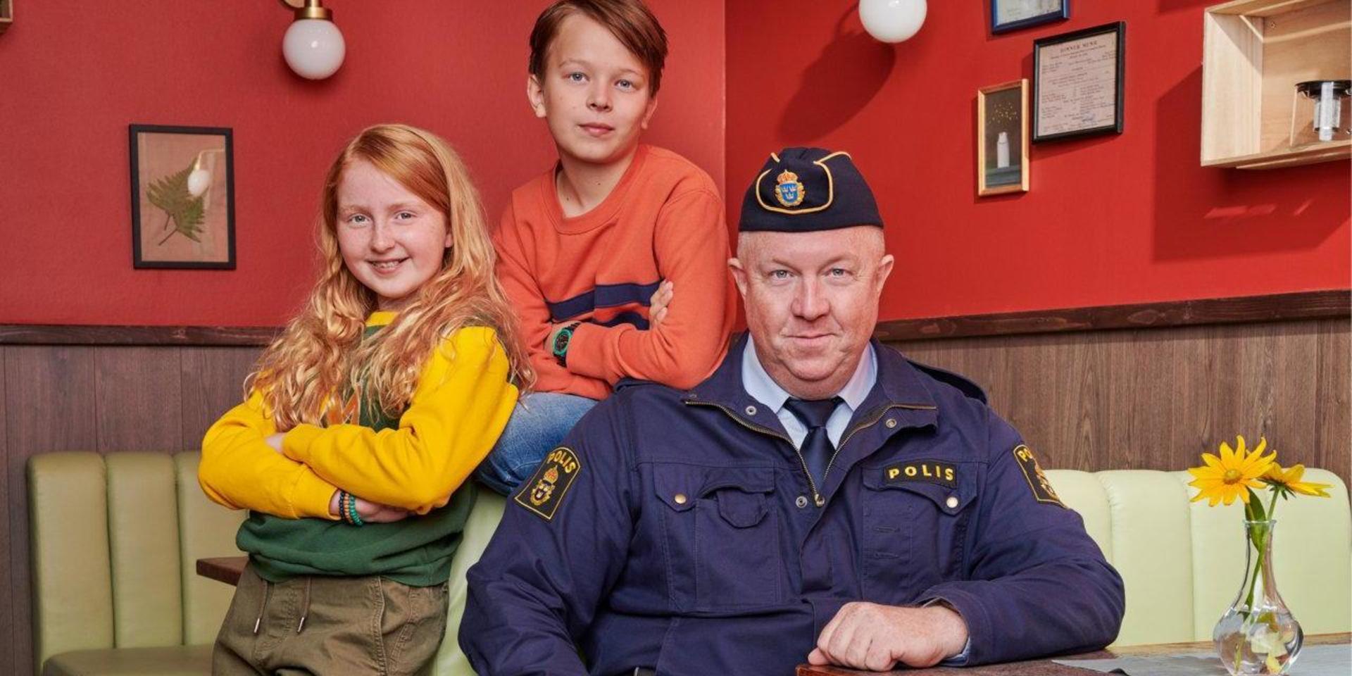 Ellen Sarri Littorin (Maja), Elis Nyström (Lasse) och Anders Jansson (polismästaren) spelar huvudrollerna i 'LasseMajas detektivbyrå'. Pressbild.