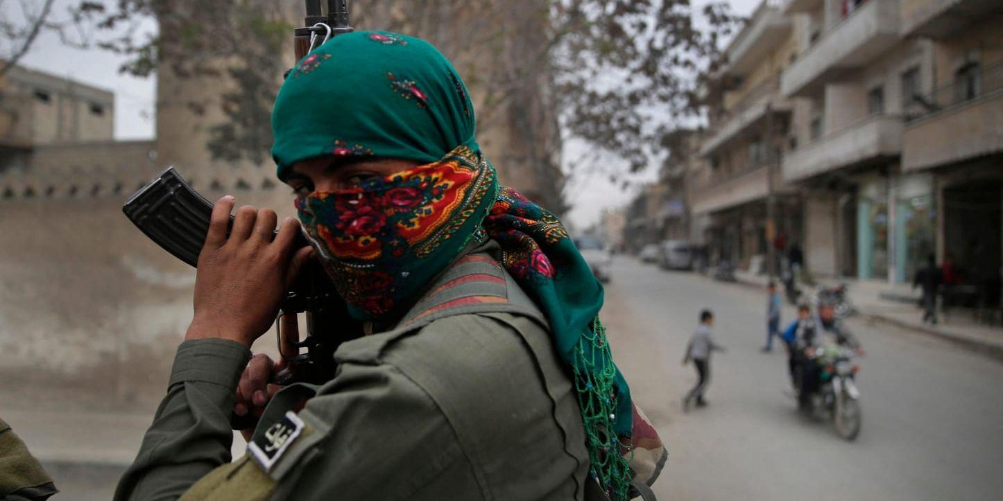 En kurdisk medlem av USA-stödda säkerhetsstyrkor patrullerar i staden Manbij i Syrien. Arkivbild.