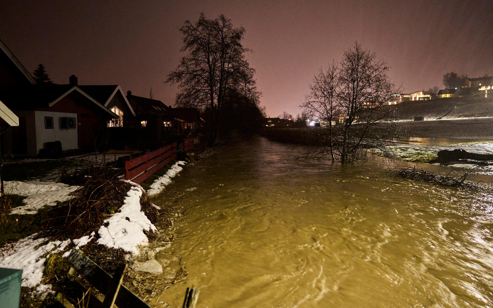 Kvamsbekken i Orklands kommun svämmade över.