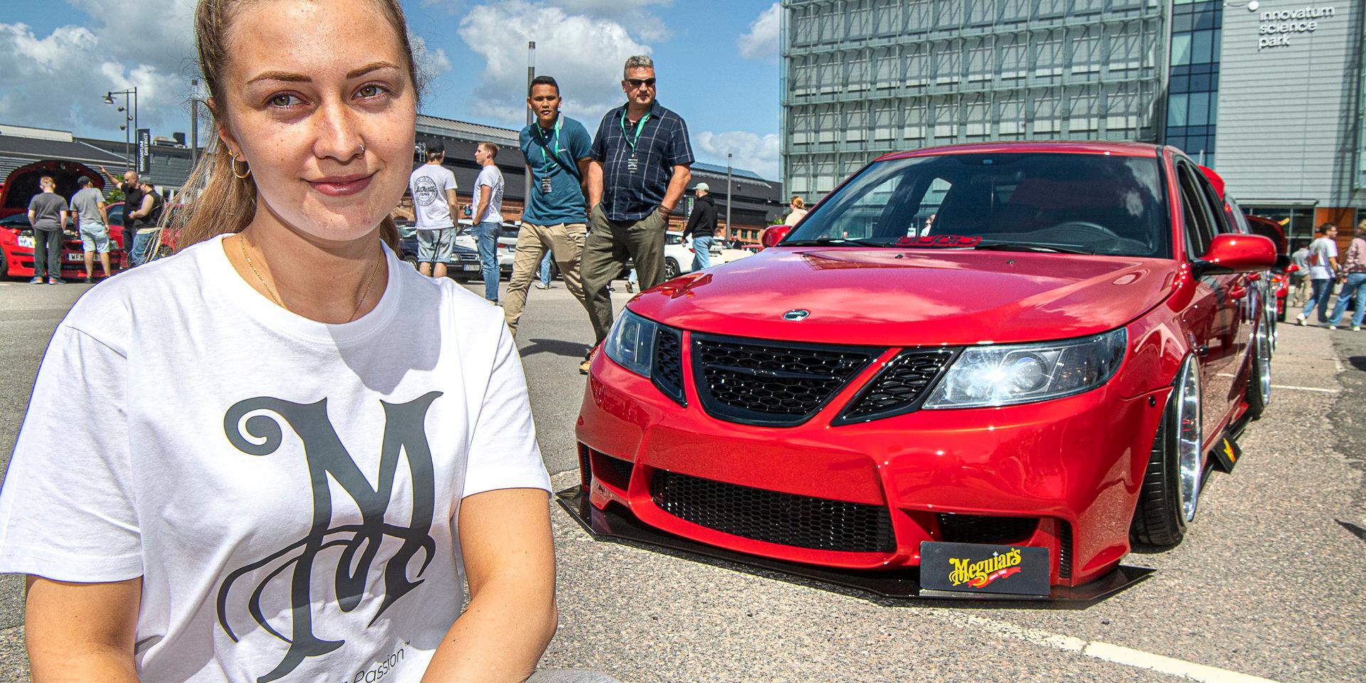 Caroline Steinick besöker Saab-festivalen i Trollhättan med sin Saab 9-3.
