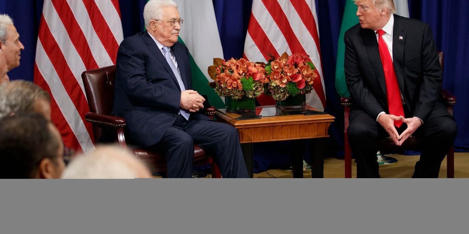 Donald Trump talar med Mahmud Abbas. Arkivbild.