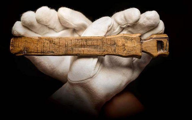 "Tänk du på mig, jag tänker på dig, älska du mig, jag älskar dig" står det i runskrift på denna skälkniv från slutet av 1000-talet. Foto: Lödöse museum