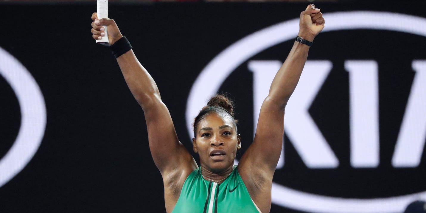 Serena Williams jublar över segern över Simona Halep.