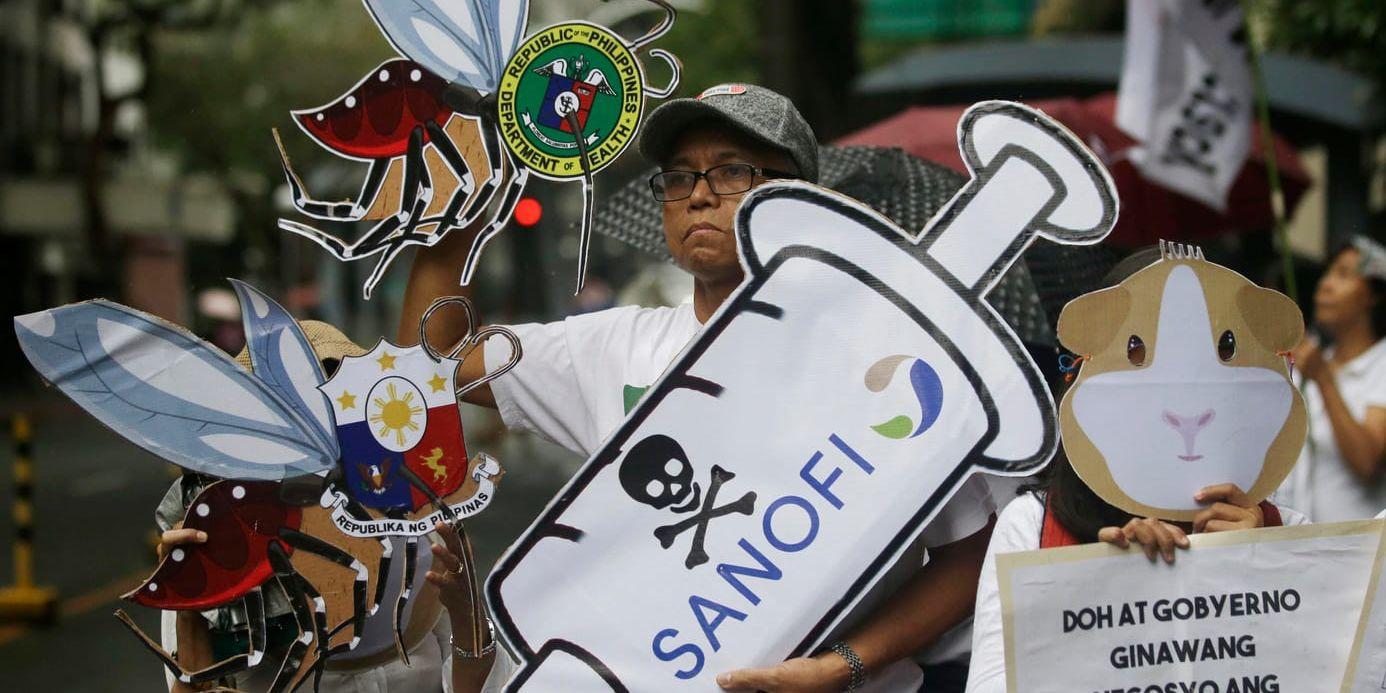 Det finns misstanke om att vaccinet mot denguefeber resulterat i tio barns död i den massvaccinering som ägde rum på Filippinerna för tre år sedan. På bilden protester mot läkemedelsföretaget Sanofi Pasteur och vaccinet Dengvaxia i Filippinernas huvudstad Manila i december 2017.