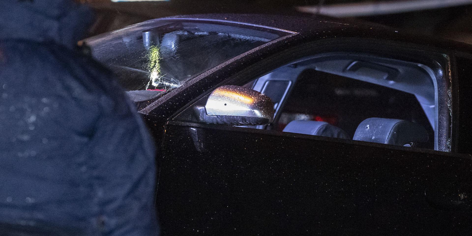 Polisen har beslagtagit en bil med skador efter lördagens skottlossning i Landskrona.
