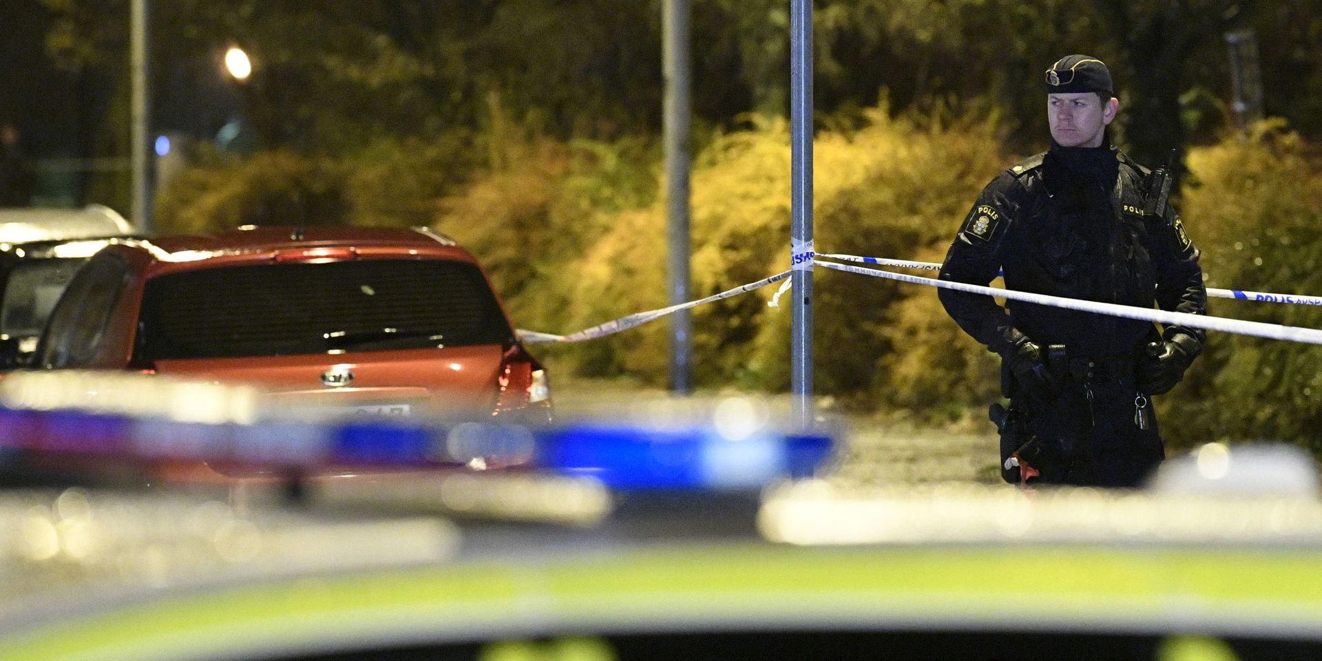En bil har blivit beskjuten med flera skott under färd i centrala Landskrona.