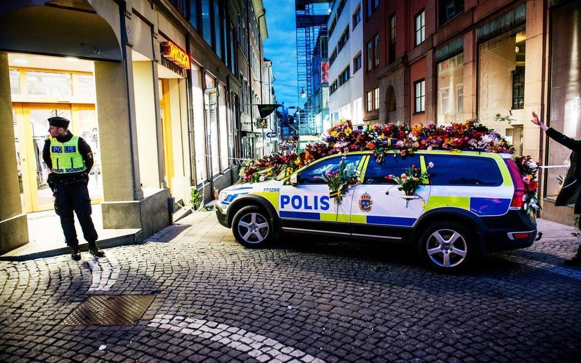 De senaste dagarna har många visat sin kärlek för polisen och räddningstjänsten. Foto: Stefan Berg