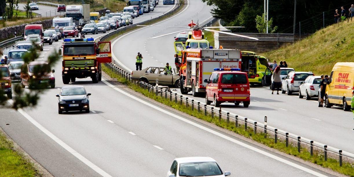 En allvarlig trafikolycka med fyra personbilar och flera personer skadade inträffade på måndagseftermiddagen på riksväg 44 mot Uddevalla.