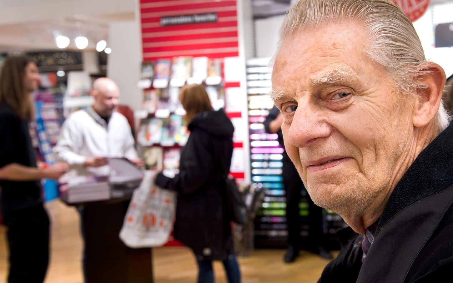 2014. Peter LeMarc mötte beundrare vid boksignering i affärshuset Oden i Trollhättan. Alf Östling berättade sin historia hur han lärde känna Peter och tog över fotoaffären Lindhes efter Peters far.