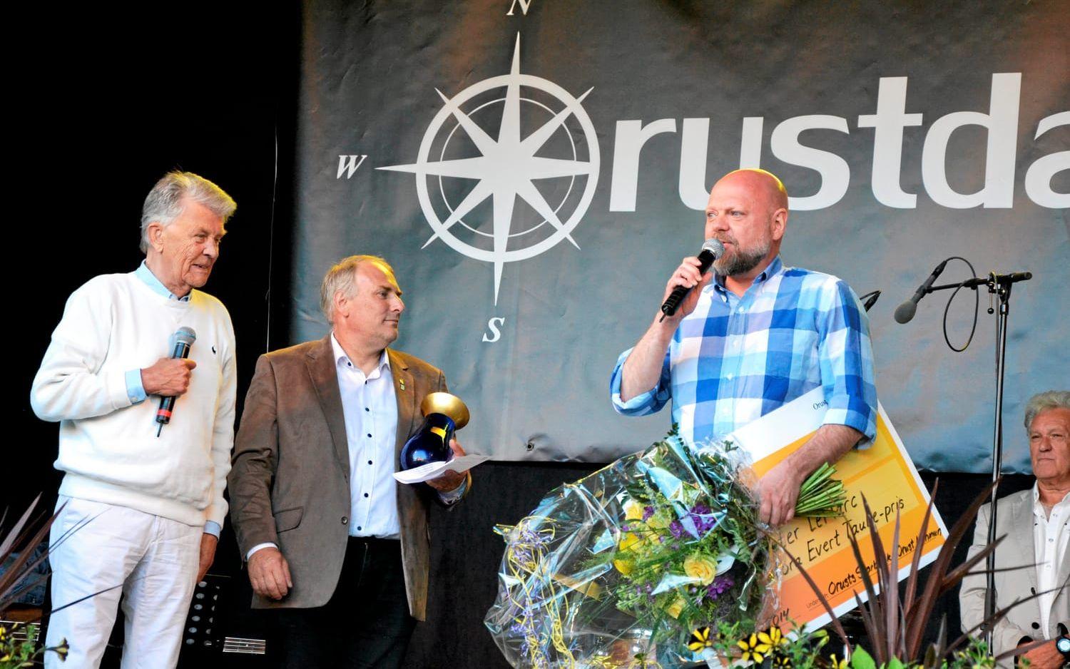 2014. Orustdagen på Tofta gård, Peter LeMarc fick Orusts stora Evert Taubepris. Till vänster står Sven-Bertil Taube och kommunfullmäktiges ordförande Hans Pernervik.