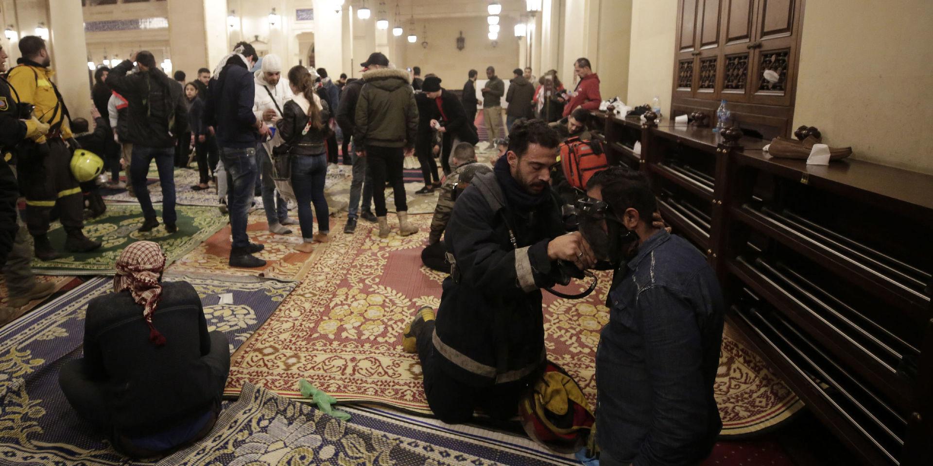 En demonstrant som skadats vid protesterna får vård inne i en moské på lördagskvällen.