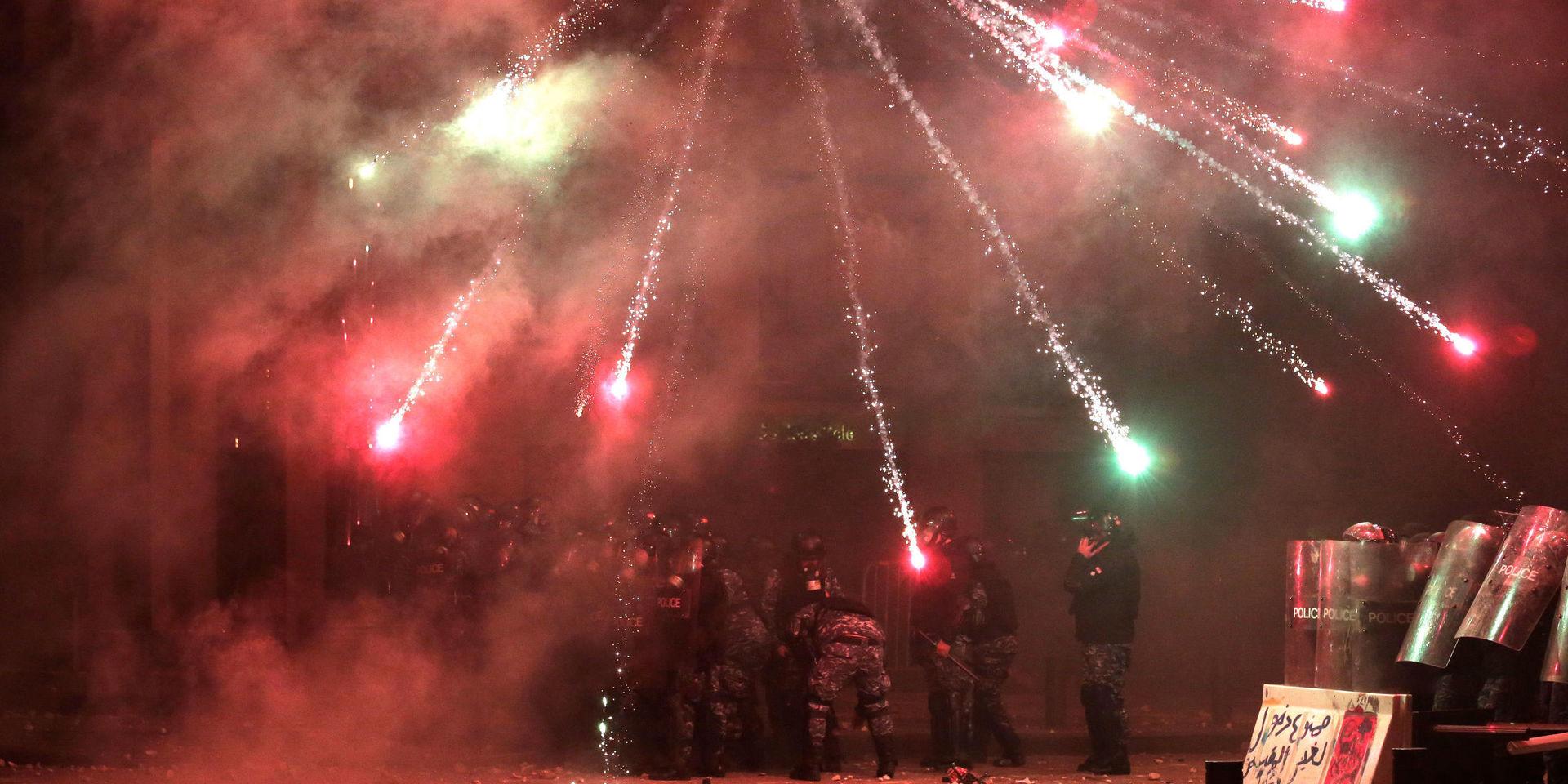 Demonstranter sköt fyrverkerier mot poliser och poliser sköt tårgas och gummikulor mot demonstranter. Bilden är från lördagskvällen.