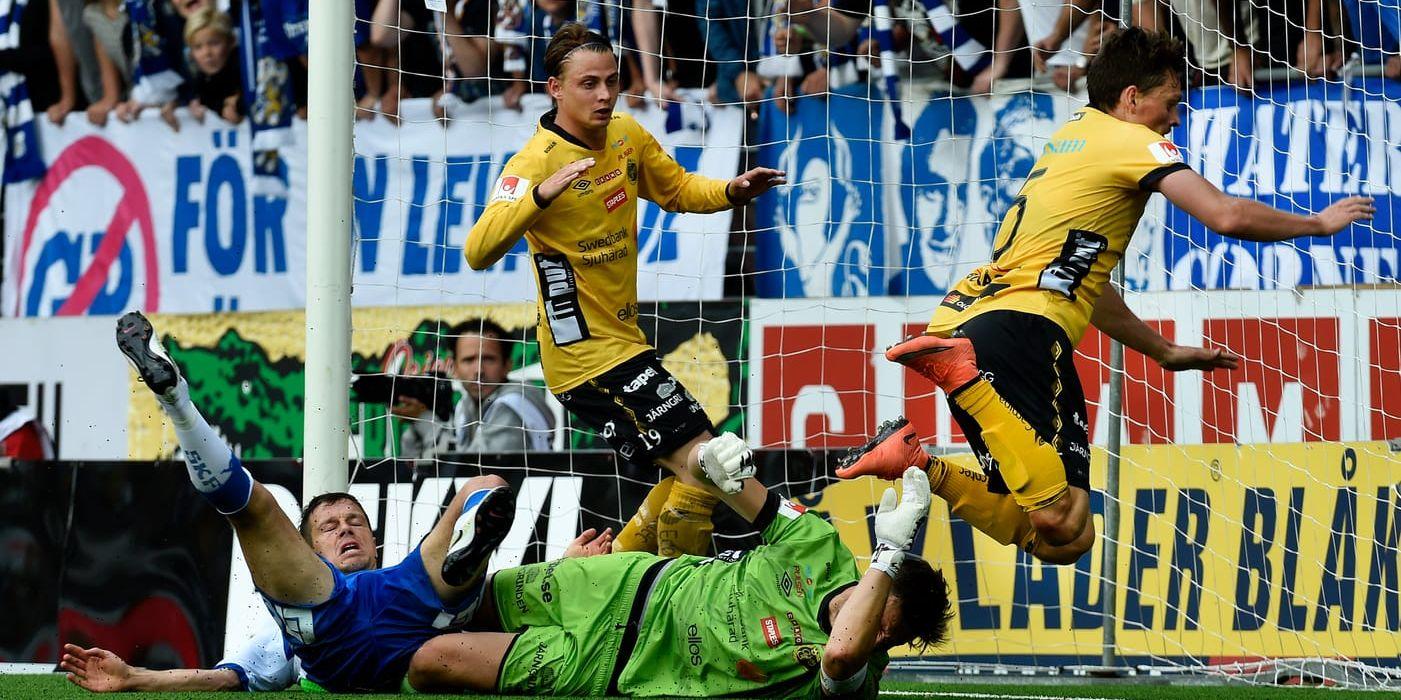 Elfsborgs målvakt Kevin Stuhr Ellegaard rädder ett skott från Göteborgs Mads Winther Albaek