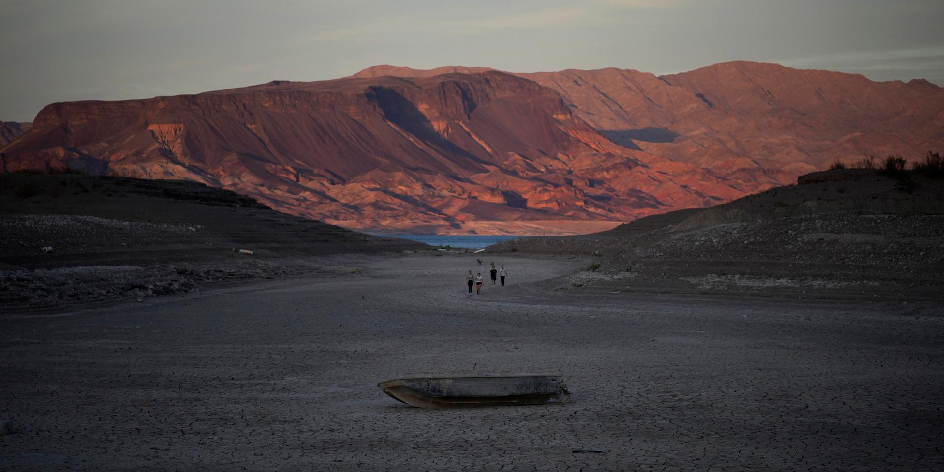 Ett båtvrak på den torra mark som tidigare legat under Lake Meads vattenyta utanför Las Vegas i USA. Bilden är från i maj.