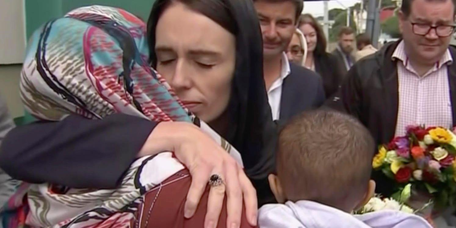Premiärminister Jacinda Ardern kramar om en kvinna under ett besök vid Kilbirniemoskén i Wellington.