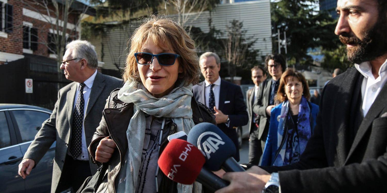 FN-utredaren Agnès Callamard i närheten av det saudiska konsulatet i Istanbul. Arkivbild.