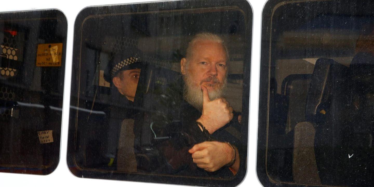 Wikileaksgrundaren Julian Assange i en polisbil sedan han gripits i London.