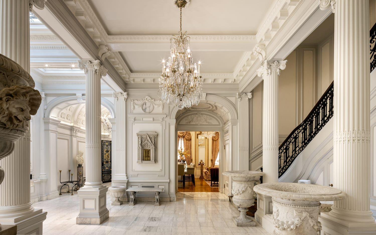 Hur många har marmorgolv, stora pelare, kristallkronor och stora urnor i hallen? 