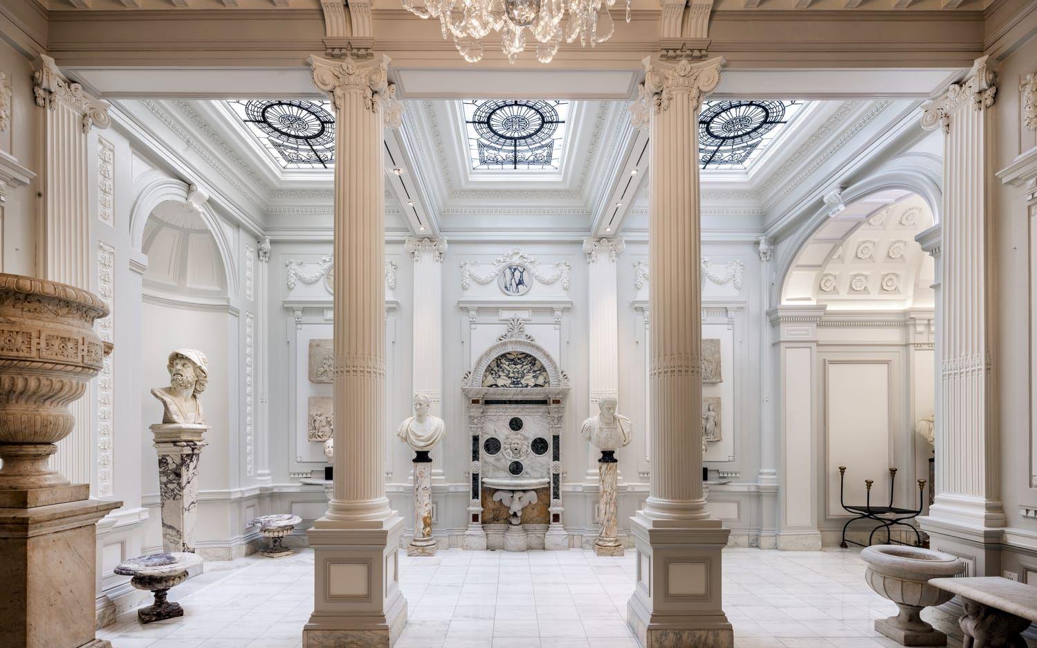 Galleriet är storslaget med sin marmorfontän, statyer, takfönster och urnor.