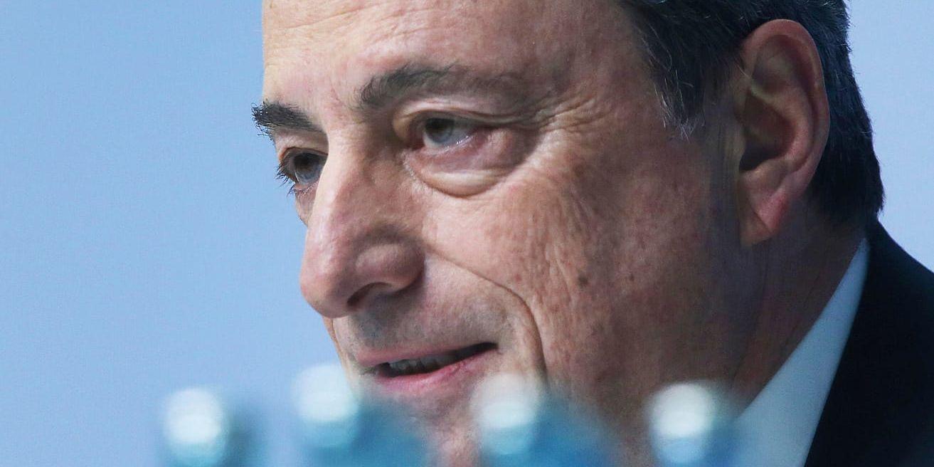 ECB, med chefen Mario Draghi, vill att bankerna säkrar upp för riskerna med problemlån. Arkivbild.