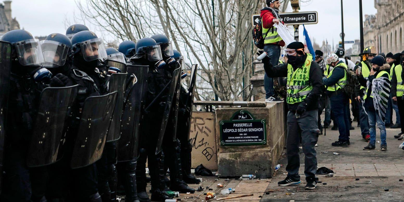 De franska Gula västarna har på intet sätt slutat att protestera mot president Emmanuel Macron och hans politik. Här i Paris på lördagen.