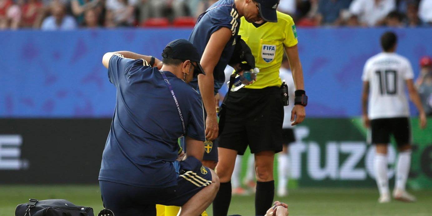 Nilla Fischer behandlas för skadan hon ådrog sig under matchen mot Tyskland.